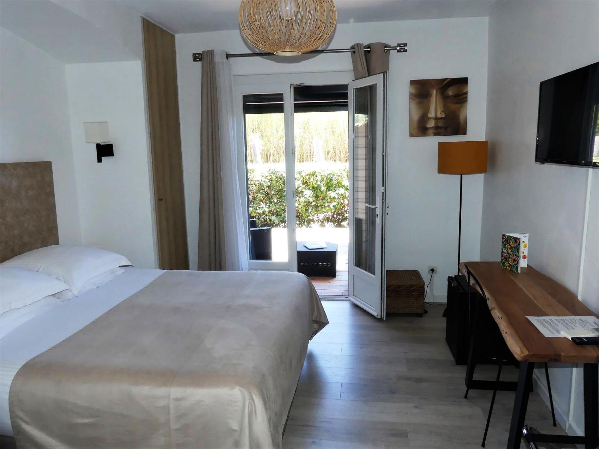 Hotel De La Vierge Noire Sainte-Maxime Exteriör bild